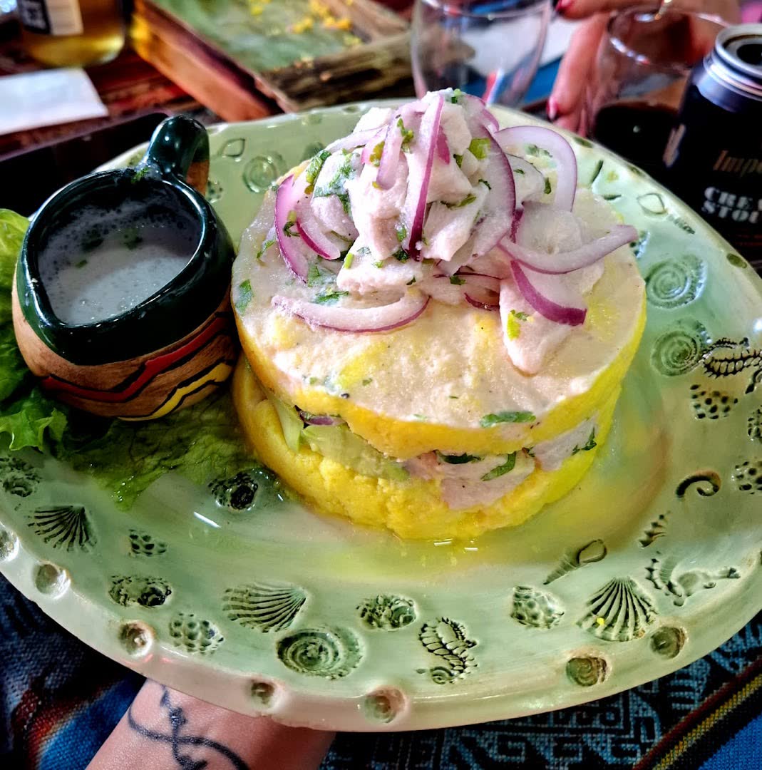 Causa limeña en capas con leche de tigre
