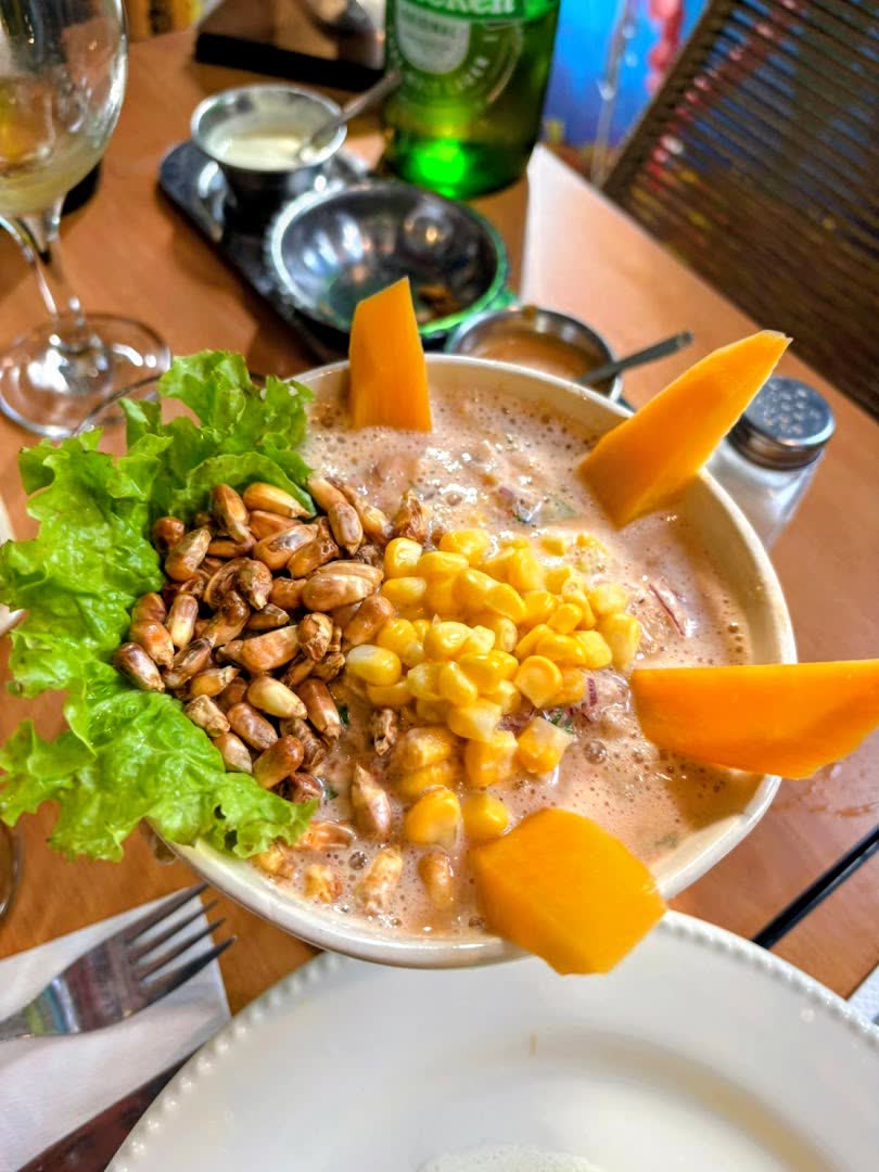 Ceviche con choclo, cancha serrana y camote