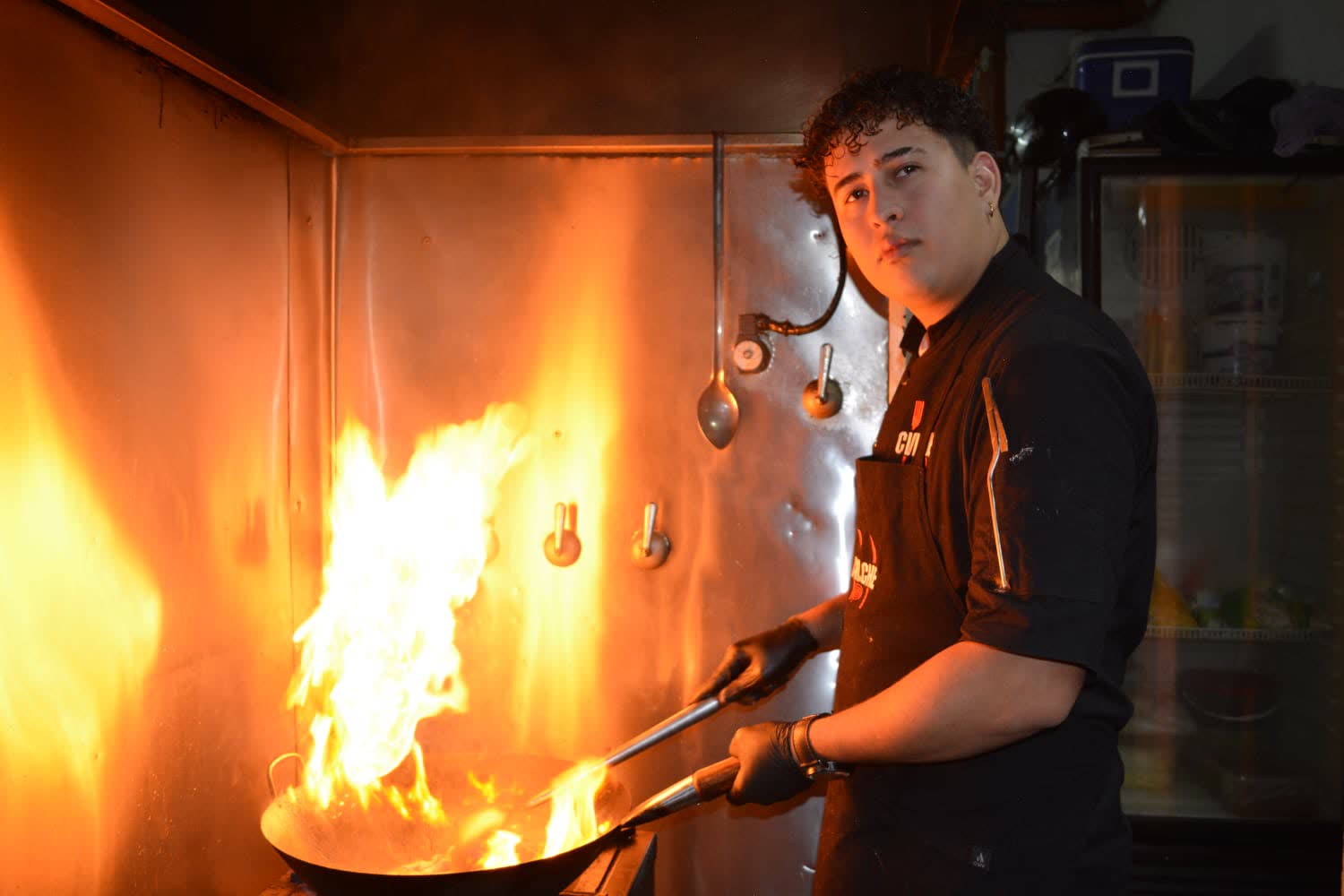 Cocinero salteando al fuego en Cvichepe