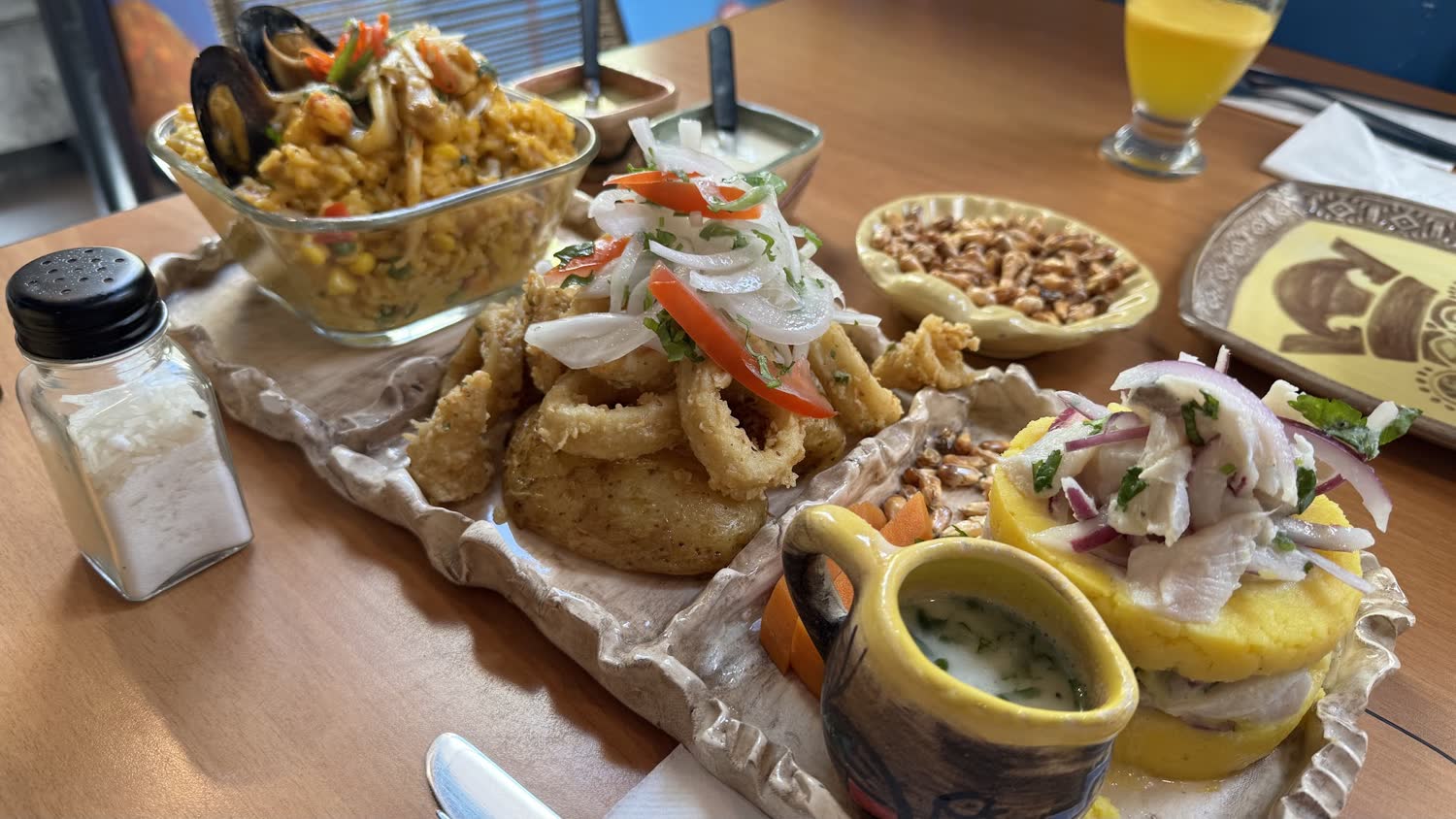 Mesa de Cvichepe con arroz con mariscos, jalea, causa y cancha serrana
