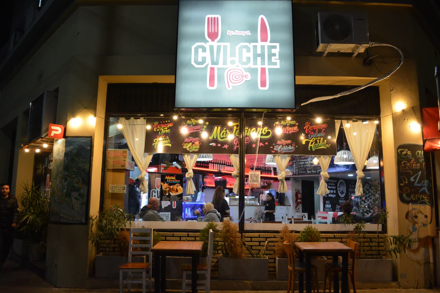 Frente iluminado del local de Cvichepe en Juan B. Justo