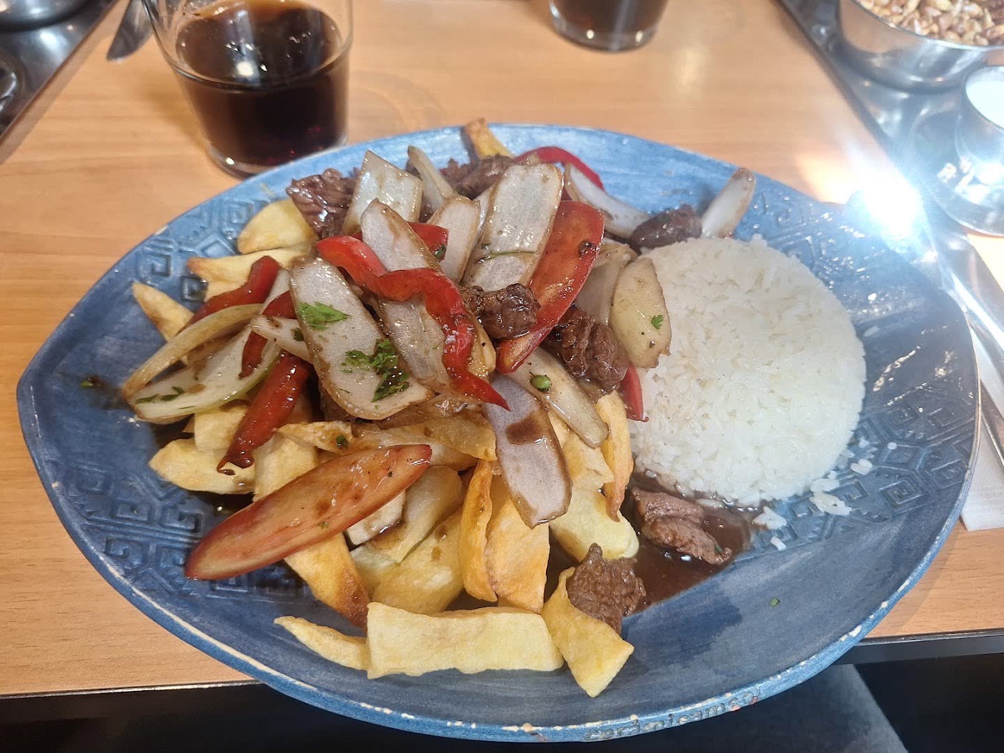 Lomo saltado con papas fritas y arroz blanco