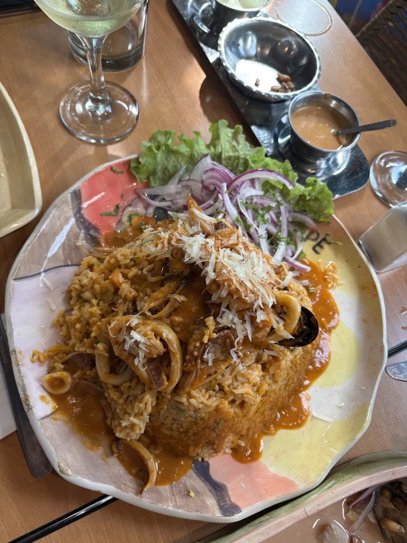 Arroz con mariscos servido en la mesa