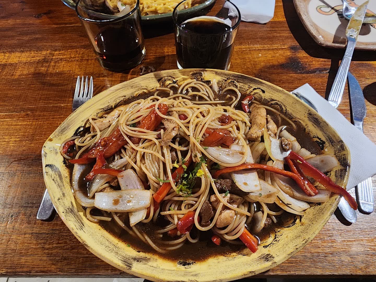 Tallarín saltado en plato de cerámica