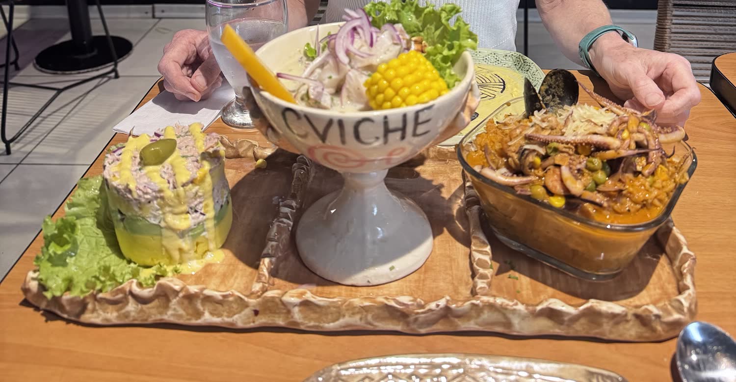 Tabla con causa, ceviche en copa Cviche y arroz con mariscos